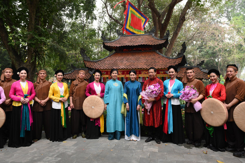 Madam Ngo Phuong Ly and Madam Loo Tze Lui pose for a photo with artists from the Vietnam Water Puppet Theatre. (Photo: VNA)