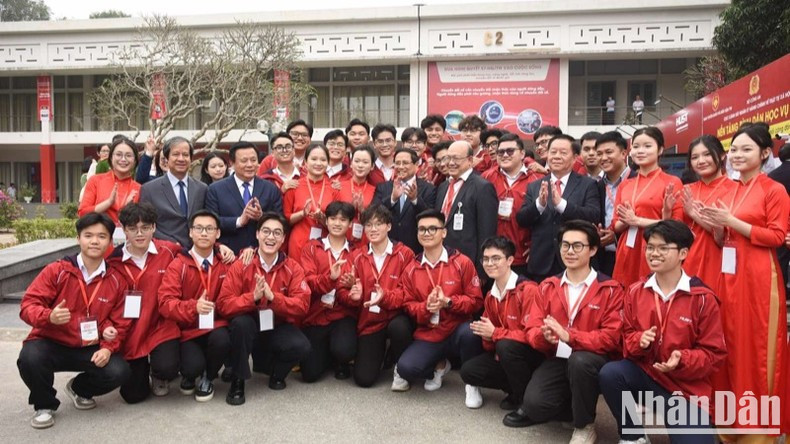 Prime Minister Pham Minh Chinh joins delegates and students at the launch of the "Digital Literacy Movement." (Photo: Tran Hai) Prime Minister Pham Minh Chinh joins delegates and students at the launch of the "Digital Literacy Movement." (Photo: Tran Hai)
