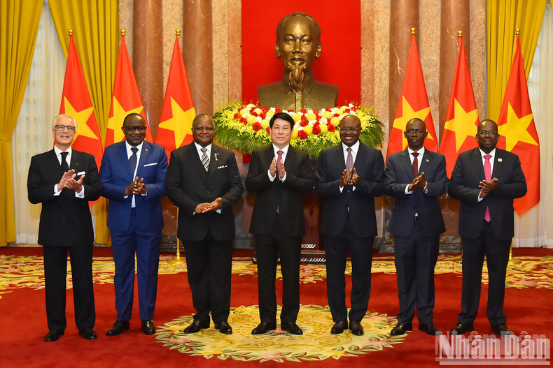 President Luong Cuong and non-resident ambassadors of Liberia, the Democratic Republic of the Congo, the Republic of the Congo, Burundi, Portugal, and Tanzania. (Photo: Thuy Nguyen) President Luong Cuong and non-resident ambassadors of Liberia, the Democratic Republic of the Congo, the Republic of the Congo, Burundi, Portugal, and Tanzania. (Photo: Thuy Nguyen)