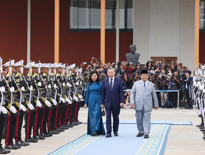 President Prabowo Subianto bids farewell to Party chief To Lam and his spouse Ngo Phuong Ly at Halim Perdanakusuma International Airport in Jakarta on March 11. (Photo: VNA) President Prabowo Subianto bids farewell to Party chief To Lam and his spouse Ngo Phuong Ly at Halim Perdanakusuma International Airport in Jakarta on March 11. (Photo: VNA)