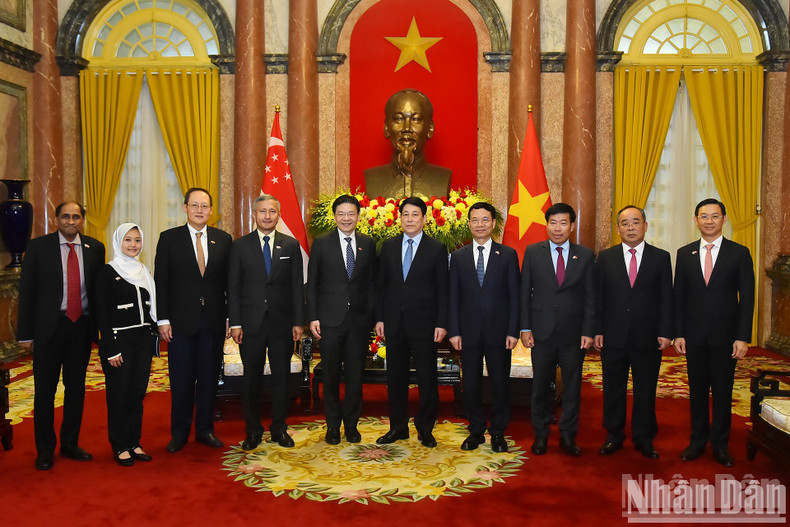 President Luong Cuong, Singaporean PM Lawrence Wong and delegates pose for a photo.