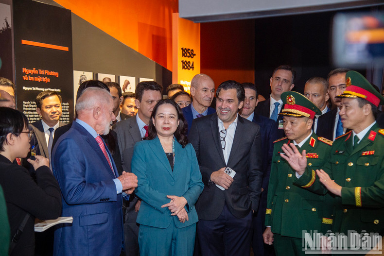 The museum houses over 150,000 artefacts, including four national treasures and many precious items. The museum houses over 150,000 artefacts, including four national treasures and many precious items.