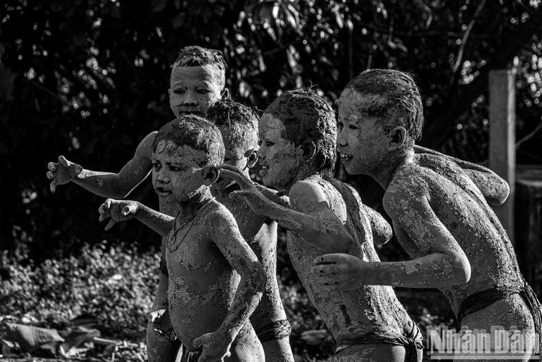 Only males perform the role of “mud spirits”, with no female participation. Only males perform the role of “mud spirits”, with no female participation.