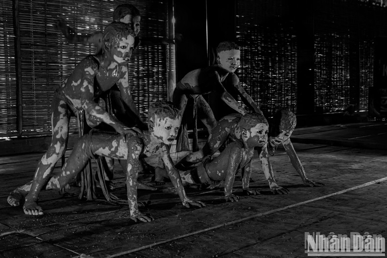 Dressing as a mud spirit during the “bo ma” ceremony expresses the living’s remembrance and respect for the departed. People hope that the spirits of the deceased will protect and bless the living, bringing health, peace, prosperity, and happiness to the village. Dressing as a mud spirit during the “bo ma” ceremony expresses the living’s remembrance and respect for the departed. People hope that the spirits of the deceased will protect and bless the living, bringing health, peace, prosperity, and happiness to the village.