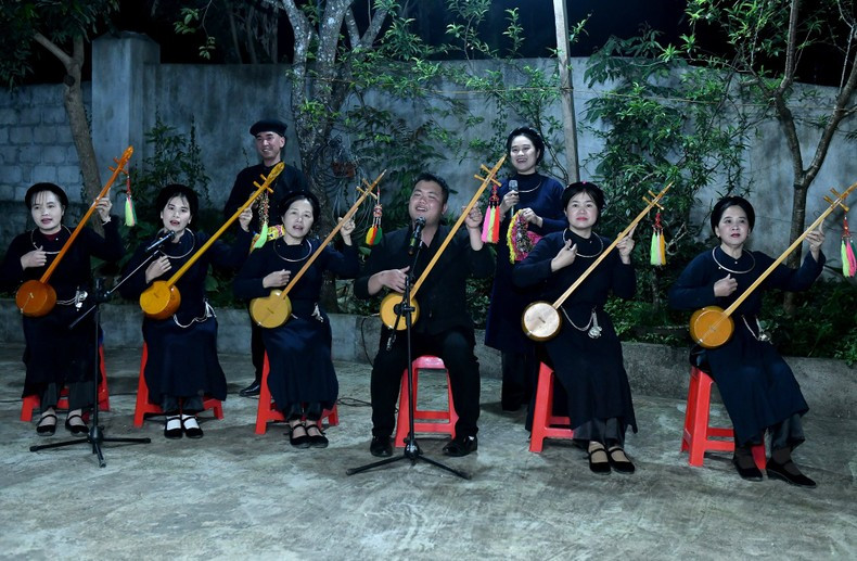 Visitors are treated to a performance by residents of Bac Quynh Commune. (Photo: Nguyen Dang) Visitors are treated to a performance by residents of Bac Quynh Commune. (Photo: Nguyen Dang)