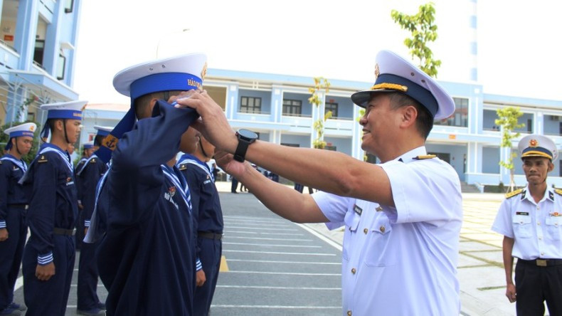 Captain Tran Manh Chien, Party Secretary and Political Commissar of the 2nd Naval Region, encourages new soldiers at the training centre.