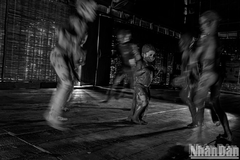 These “mud spirits” can move around the burial site, interacting with relatives and family members one last time, so the deceased’s soul can transition to the other world. These “mud spirits” can move around the burial site, interacting with relatives and family members one last time, so the deceased’s soul can transition to the other world.
