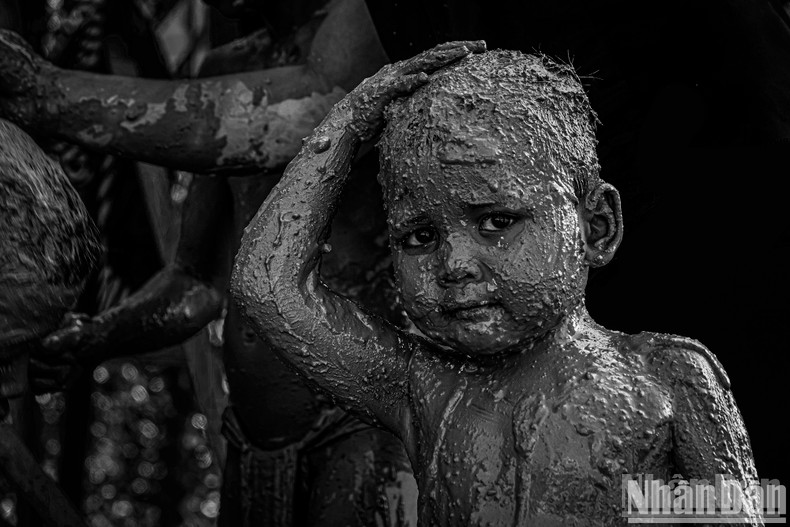 Disguising oneself as a “mud spirit” requires great skill, ensuring one cannot be recognised by others. Disguising oneself as a “mud spirit” requires great skill, ensuring one cannot be recognised by others.