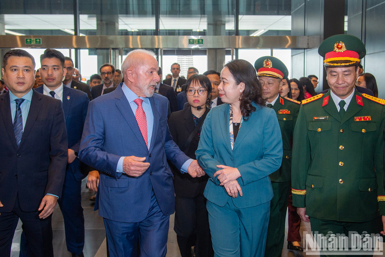 Vice President Vo Thi Anh Xuan and Brazilian President Luiz Inacio Lula da Silva visit the Vietnam Military History Museum. Vice President Vo Thi Anh Xuan and Brazilian President Luiz Inacio Lula da Silva visit the Vietnam Military History Museum.