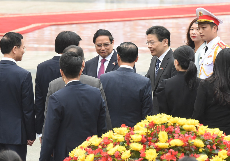 PM Pham Minh Chinh introduces members of the Vietnamese government to Singaporean PM Lawrence Wong.