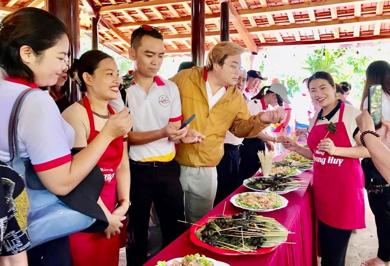 Tourists enjoy local foods after visiting ancient wells in Gio An.