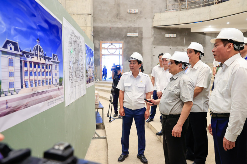 PM Pham Minh Chinh examines the construction of the Phu Tho house of culture and arts in Viet Tri city on April 18. (Photo: VNA) PM Pham Minh Chinh examines the construction of the Phu Tho house of culture and arts in Viet Tri city on April 18. (Photo: VNA)
