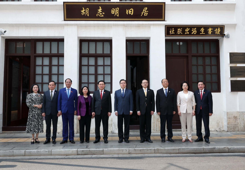 National Assembly Chairman Vuong Dinh Hue and Vice Chairperson of the Standing Committee of the National People's Congress (fifth from right) posing for a photo in front of the house (Photo: VNA) National Assembly Chairman Vuong Dinh Hue and Vice Chairperson of the Standing Committee of the National People's Congress (fifth from right) posing for a photo in front of the house (Photo: VNA)