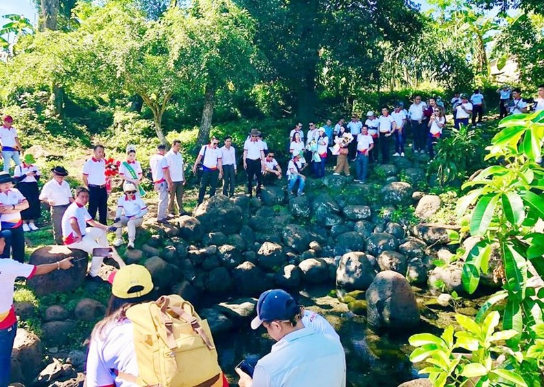 Domestic and foreign visitors at an ancient well.