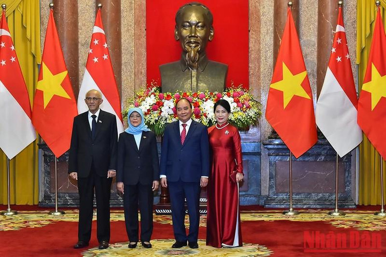 President Nguyen Xuan Phuc and his spouse pose for a photo with Singaporean President Halimah Yacob and her spouse.
