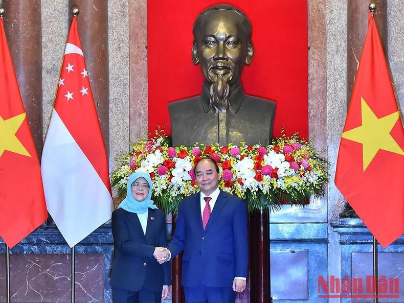 President Nguyen Xuan Phuc and his Singaporean counterpart Halimah Yacob at the welcome ceremony.