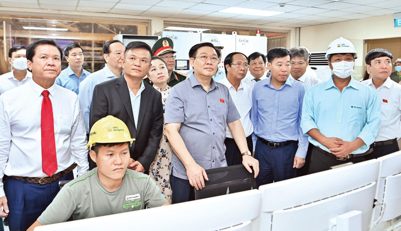 NA Chairman Vuong Dinh Hue visits the control room of VRG Dongwha MDF Joint Stock Company in Chon Thanh District, Binh Phuoc Province. (Photo: DUY LINH)