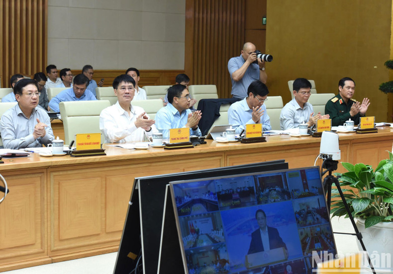 Representatives of ministries and agencies at the meeting.