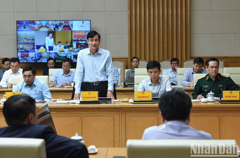 A representative of the Ministry of Natural Resources and Environment speaks at the meeting.