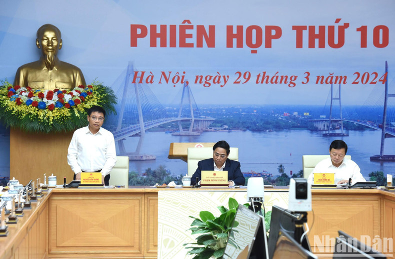 Minister of Transport Nguyen Van Thang speaks at the meeting.