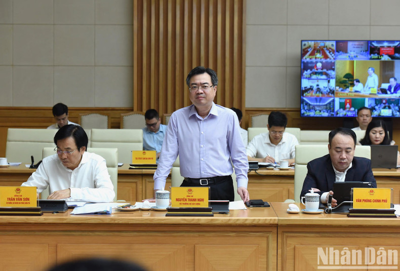 Minister of Construction Nguyen Thanh Nghi speaks at the meeting.