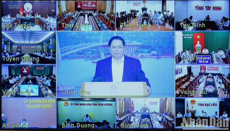 The meeting is connected with 46 provinces and centrally-governed cities with key national transport projects.