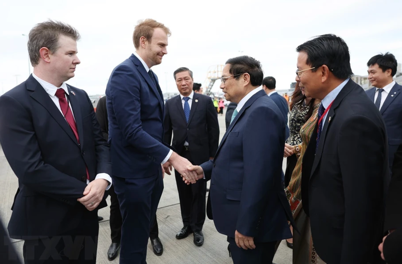 New Zealand officials welcome Prime Minister Pham Minh Chinh and his spouse at Auckland Airport.