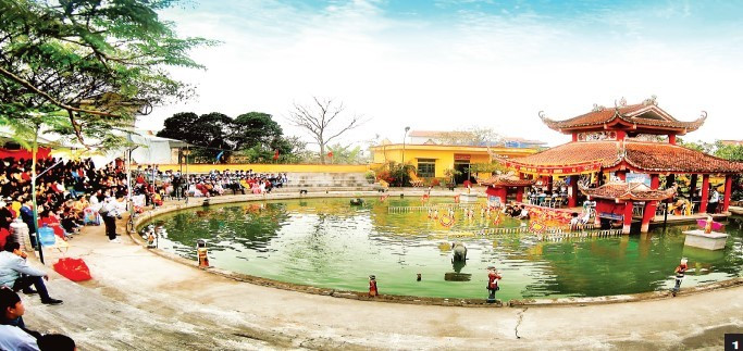 A performance by pupils from Nguyen Xa Secondary School at the village’s water pavilion. A performance by pupils from Nguyen Xa Secondary School at the village’s water pavilion.
