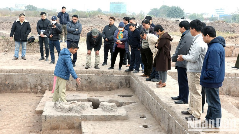 Leading scientists at an excavation pit in Vuon Chuoi. Leading scientists at an excavation pit in Vuon Chuoi.