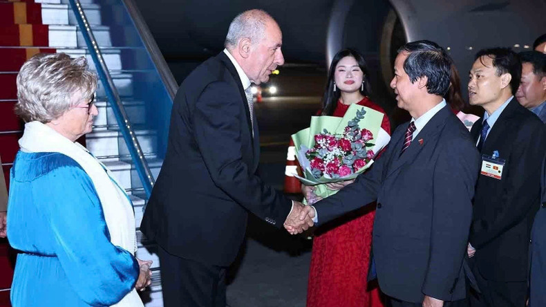 Hungarian President Sulyok Tamás and his spouse are welcomed by Viet Nam’s Minister of Education and Training Nguyen Kim Son at Noi Bai International Airport. (Photo: VNA)
