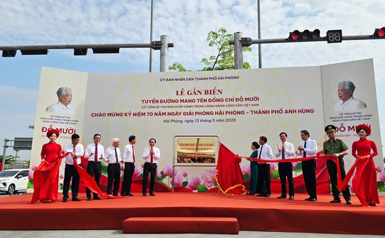 The ceremony to unveil Do Muoi Street in Hai Phong.