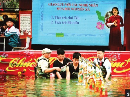 Pupils are experiencing water puppet manipulation skills during a practical lesson. Pupils are experiencing water puppet manipulation skills during a practical lesson.