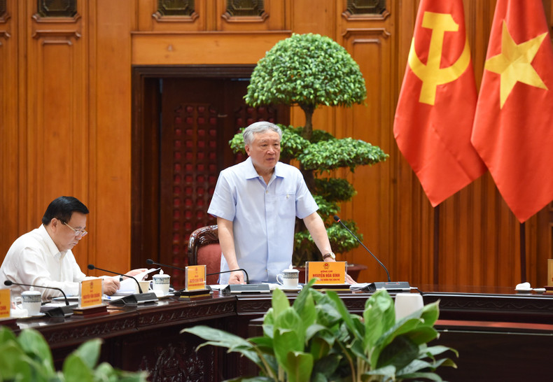 Deputy PM Nguyen Hoa Binh speaks at the meeting.