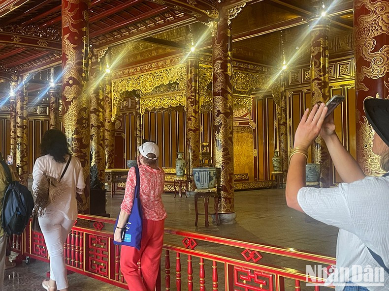 At Thai Hoa Palace, artefacts are separated from visitors by a low barrier. At Thai Hoa Palace, artefacts are separated from visitors by a low barrier.