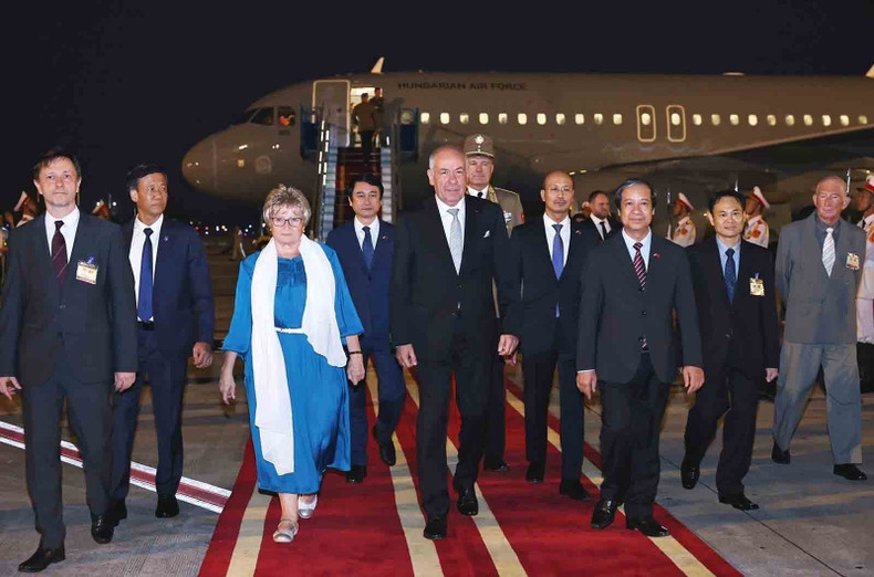 Hungarian President Sulyok Tamás and his spouse arrive in Ha Noi for an official visit to Viet Nam from May 27-29. (Photo: VNA)