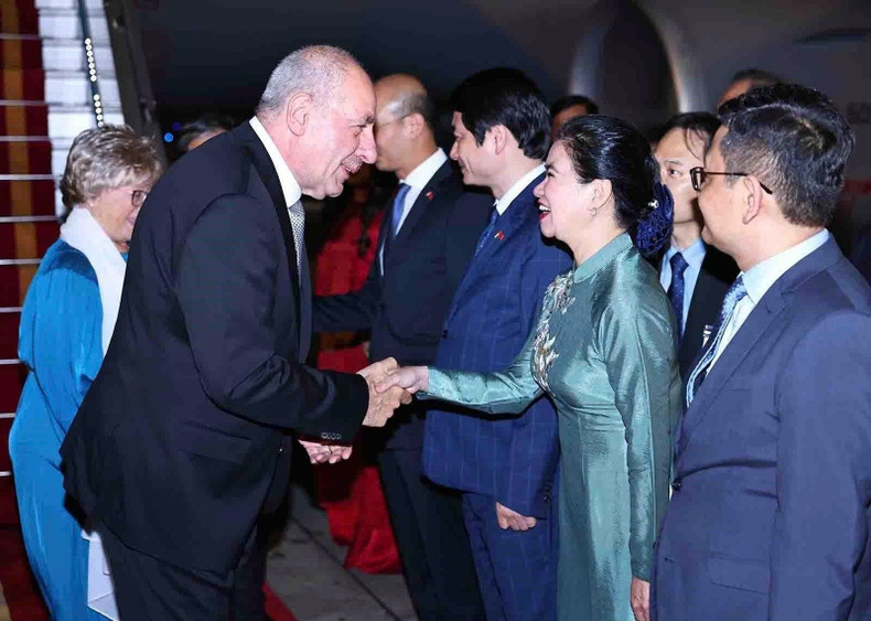 Hungarian President Sulyok Tamás and his spouse arrive in Ha Noi for an official visit to Viet Nam from May 27-29. (Photo: VNA)
