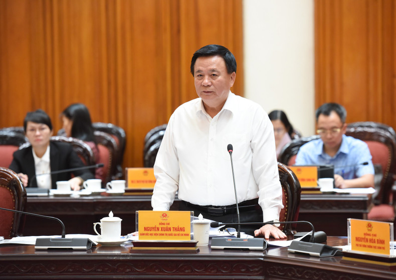 Director of the Ho Chi Minh National Academy of Politics Nguyen Xuan Thang speaks at the meeting.