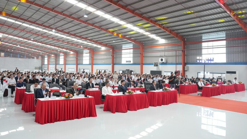 An overview of the ground-breaking ceremony.