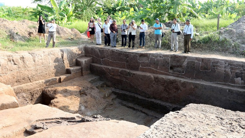 Cultural layers revealed in the excavation pit. Cultural layers revealed in the excavation pit.