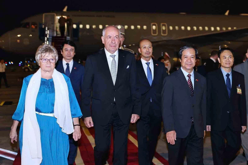 Hungarian President Sulyok Tamás and his spouse arrive in Ha Noi for an official visit to Viet Nam from May 27-29. (Photo: VNA)