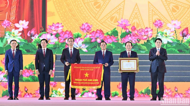 State President Luong Cuong (first, right) awards the “Heroic City” title to Party organisation, authorities and people of Hai Phong (Photo: Thuy Nguyen)