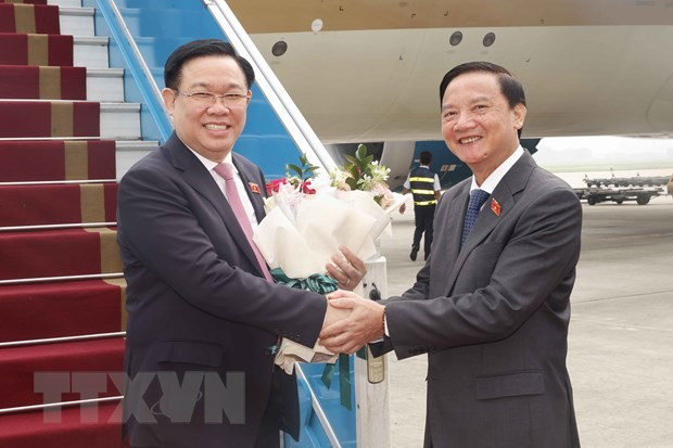National Assembly Chairman Vuong Dinh Hue is greeted by National Assembly Vice Chairman Nguyen Khac Dinh.