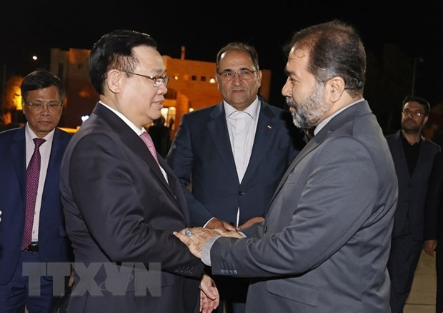 Governor General Reza Mortazavi of Iran’s Isfahan Province bids farewell to National Assembly Chairman Vuong Dinh Hue at Isfahan International Airport.