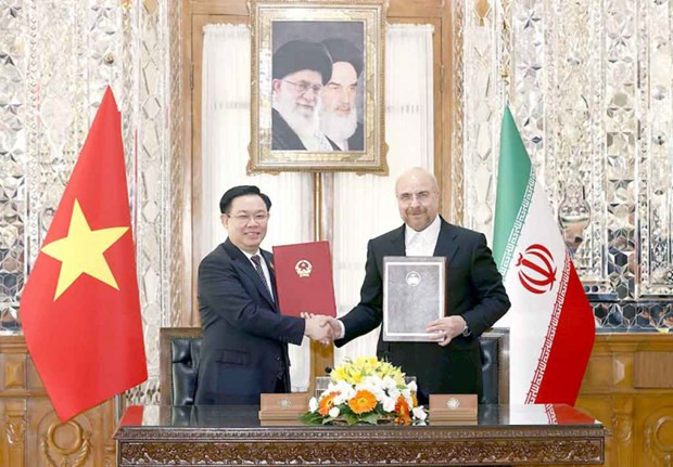 NA Chairman Vuong Dinh Hue and Speaker of the Islamic Consultative Assembly of Iran Mohammad Bagher Ghalibaf exchange the signed agreement in Tehran on August 8. (Photo: VNA) NA Chairman Vuong Dinh Hue and Speaker of the Islamic Consultative Assembly of Iran Mohammad Bagher Ghalibaf exchange the signed agreement in Tehran on August 8. (Photo: VNA)