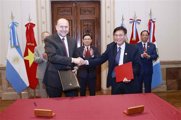 National Assembly Chairman Vuong Dinh Hue and Governor of Santa Fe Omar Ángel Perotti witness the signing of the letter of intent on investment and trade cooperation between the province and Binh Duong province of Vietnam. (Photo: VNA)