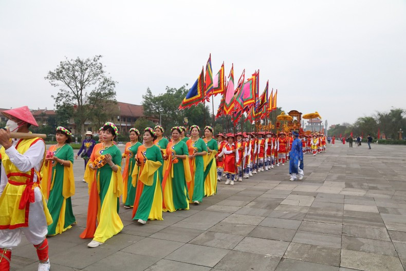 Girls in colourful costumes perform the senh tien dance.