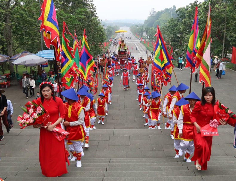 The procession goes from the ceremonial yard to the Upper Temple.