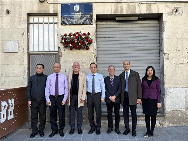 Le Hoai Trung, member of the CPV Central Committee and Chairman of its Commission for External Relations, (C) pays floral tribute at the plaque commemorating President Ho Chi Minh at the headquarters of the La Marseillaise newspaper (Photo: VNA) Le Hoai Trung, member of the CPV Central Committee and Chairman of its Commission for External Relations, (C) pays floral tribute at the plaque commemorating President Ho Chi Minh at the headquarters of the La Marseillaise newspaper (Photo: VNA)