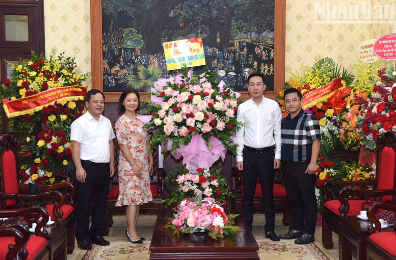 A delegation of the Ministry of Industry and Trade extended congratulations to Nhan Dan Newspaper. A delegation of the Ministry of Industry and Trade extended congratulations to Nhan Dan Newspaper.