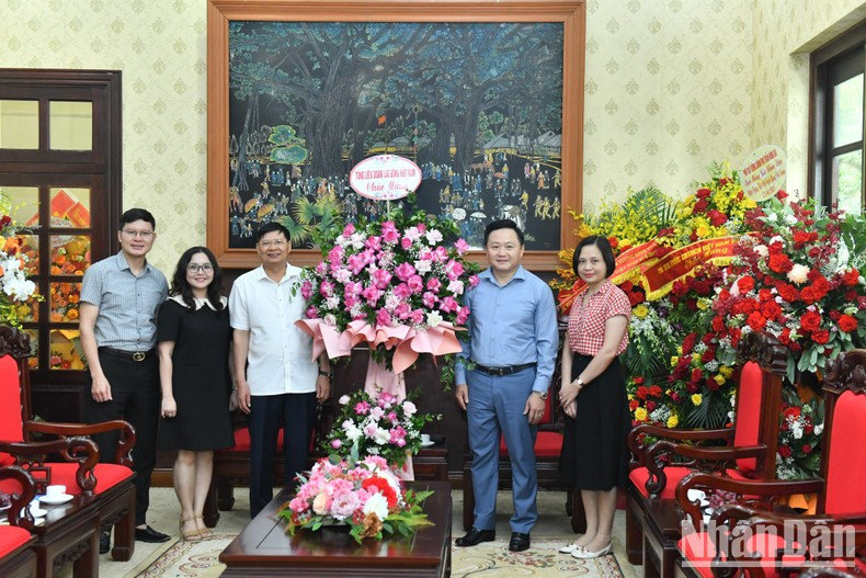 A delegation of the Vietnam General Confederation of Labour extends congratulations to Nhan Dan Newspaper.